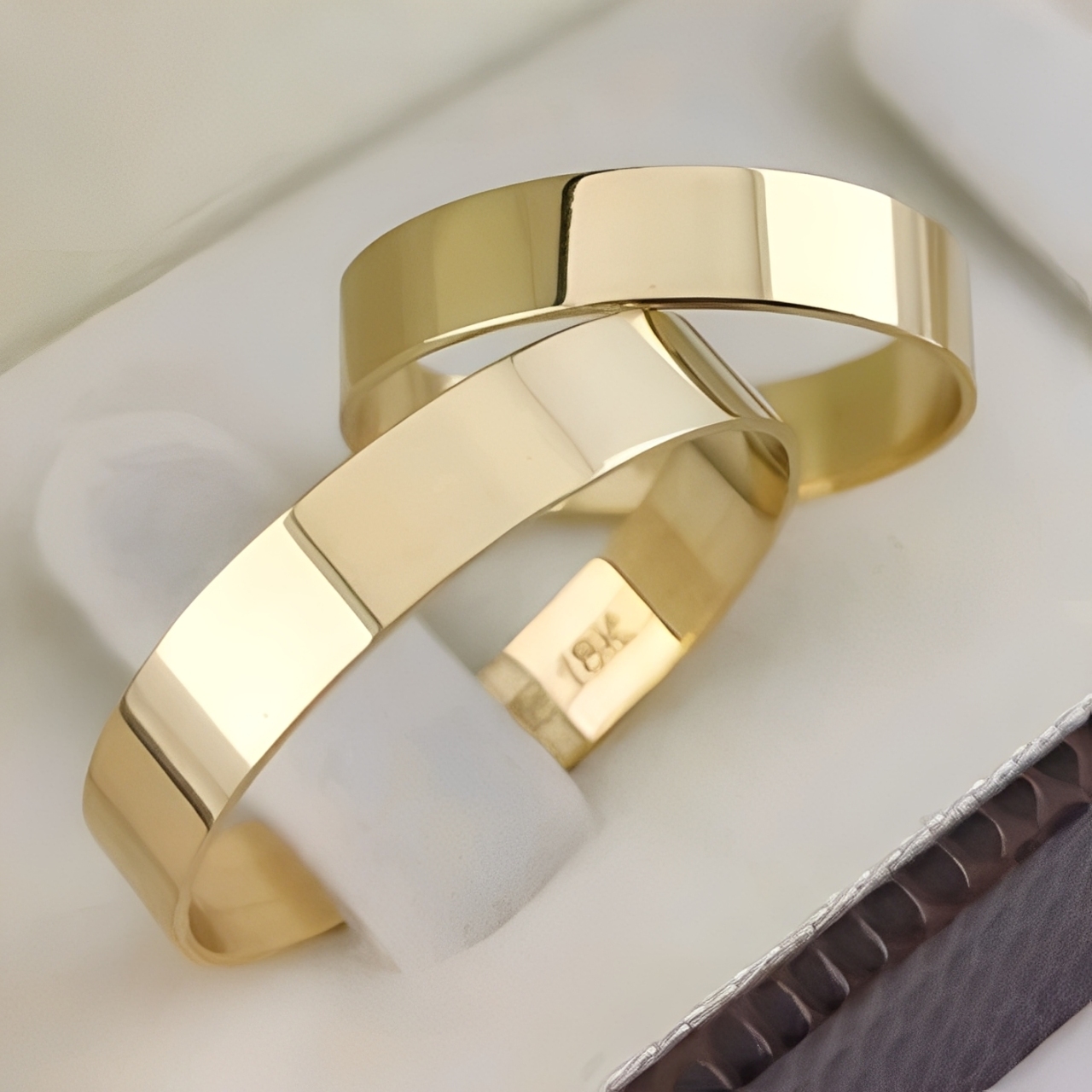 Par de Alianças Retas em Ouro Amarelo - Tradicional 18k/750