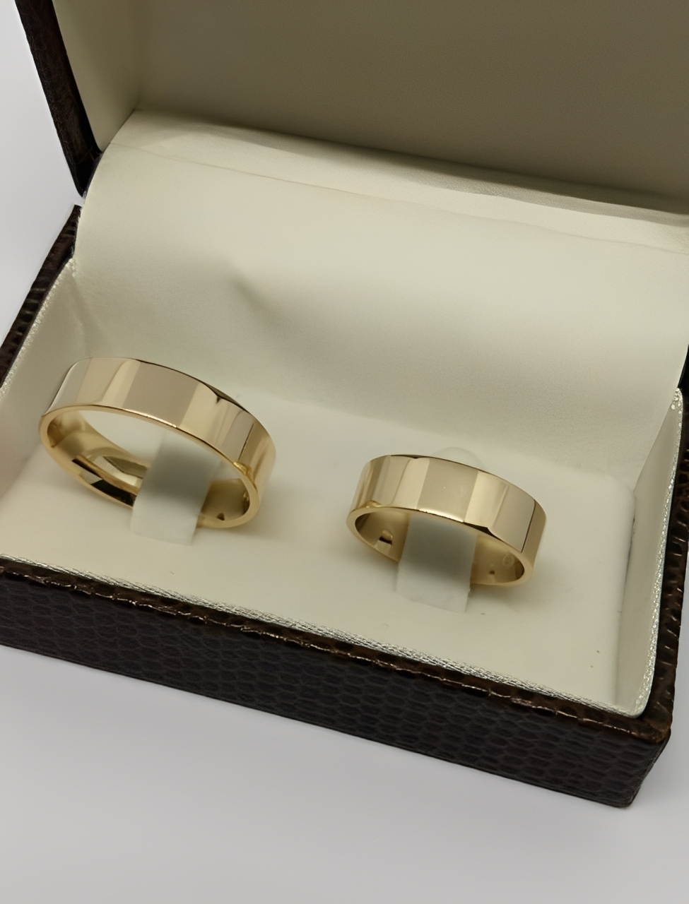 Par de Alianças Retas em Ouro Amarelo - Tradicional 18k/750