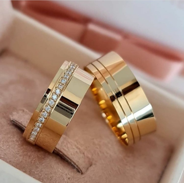 Par de Alianças Retas em Ouro Amarelo - Tradicional 18k/750