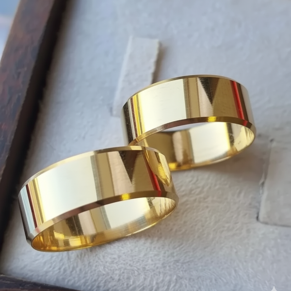 Par de Alianças Chanfradas em Ouro Amarelo - Tradicional 18k/750