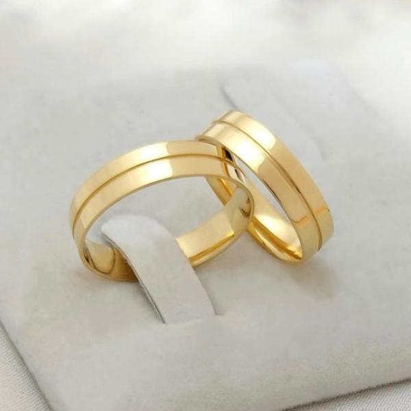 Par do Modelo reto, com 1 friso em baixo relevo na parte central, 5mm largura em Ouro Amarelo - Tradicional 18k/750